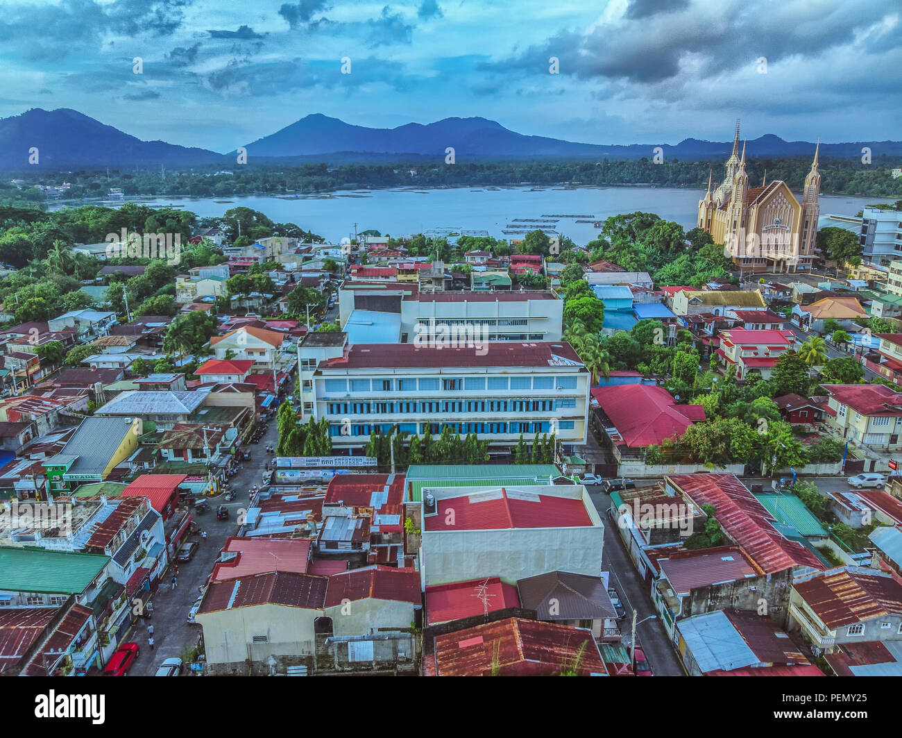 Le centre-ville de San Pablo et ville Sampaloc Lake Banque D'Images