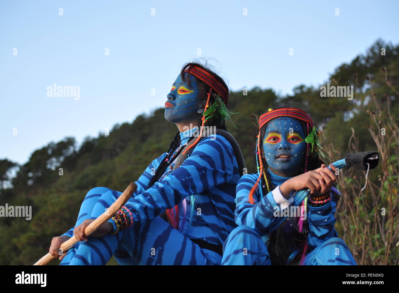 Juste avant le crépuscule du matin commençait à poindre 2 jeunes filles & Feytiri Keytiri avatar arrivant à Corral Rock, dans l'attente de l'aube à l'aube, dans la montagne d'Ulap. Banque D'Images