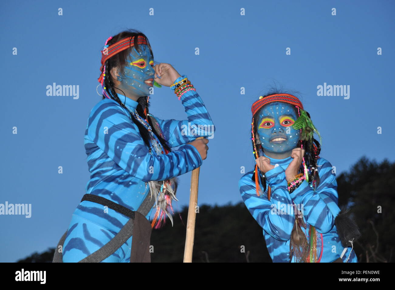 Juste avant le crépuscule du matin commençait à poindre 2 jeunes filles & Feytiri Keytiri avatar arrivant à Corral Rock, dans l'attente de l'aube à l'aube, dans la montagne d'Ulap. Banque D'Images