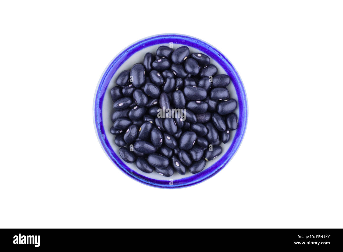 Les haricots noirs dans le bol isolé sur fond blanc avec chemin de coupure de l'alimentation et la nutrition saine.concept. Banque D'Images