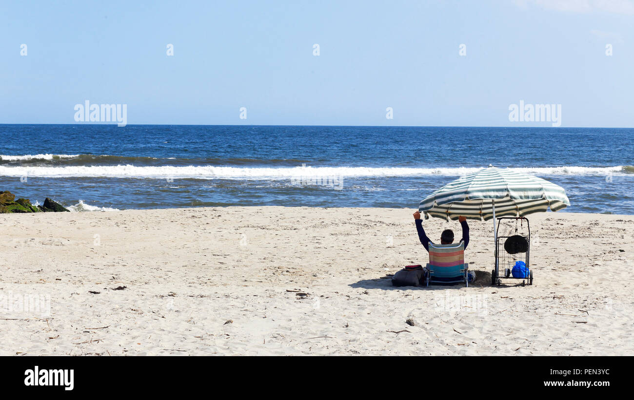 Profiter d'une journée à la plage, à Fort Tilden dans les Rockaways Beach, New York City Banque D'Images