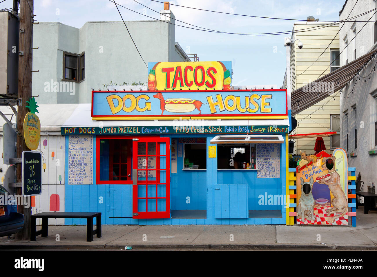 Dog House, 95-19 Rockaway Rockaway Beach Blvd, Far Rockaway, dans l'extérieur d'un restaurant style Boardwalk. Banque D'Images