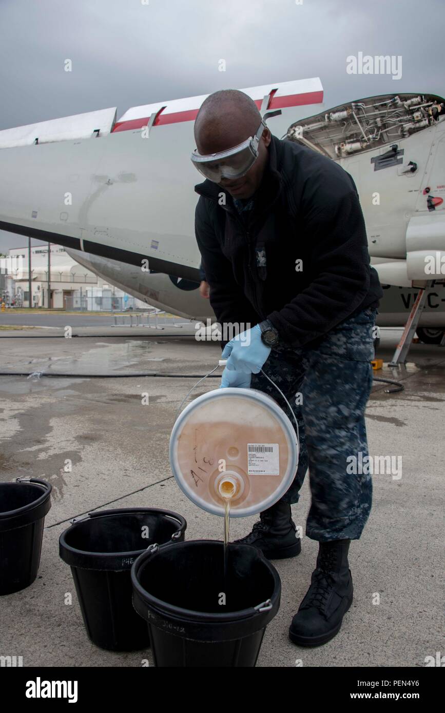 Le personnel du détachement 5 de l'escadron d'approvisionnement logistique de la flotte VRC-30 a effectué un lavage d'avion C-2 Greyhound à la Naval Air Facility Atsugi, au Japon, le 17 décembre 2015, versant du savon dans des seaux dans le cadre de la procédure de nettoyage. Le Line Shack garantit que les deux avions restent propres, entièrement entretenus et opérationnels pour les missions de livraison à bord du transporteur. Cette routine soutient la sécurité, la navigabilité et la préparation à la mission de la marine américaine dans la région du Pacifique. Banque D'Images