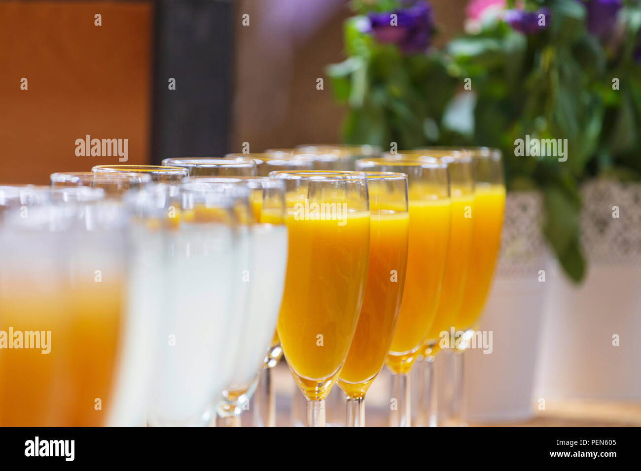 Verres sur les boissons non alcoolisées à réception de mariage Banque D'Images