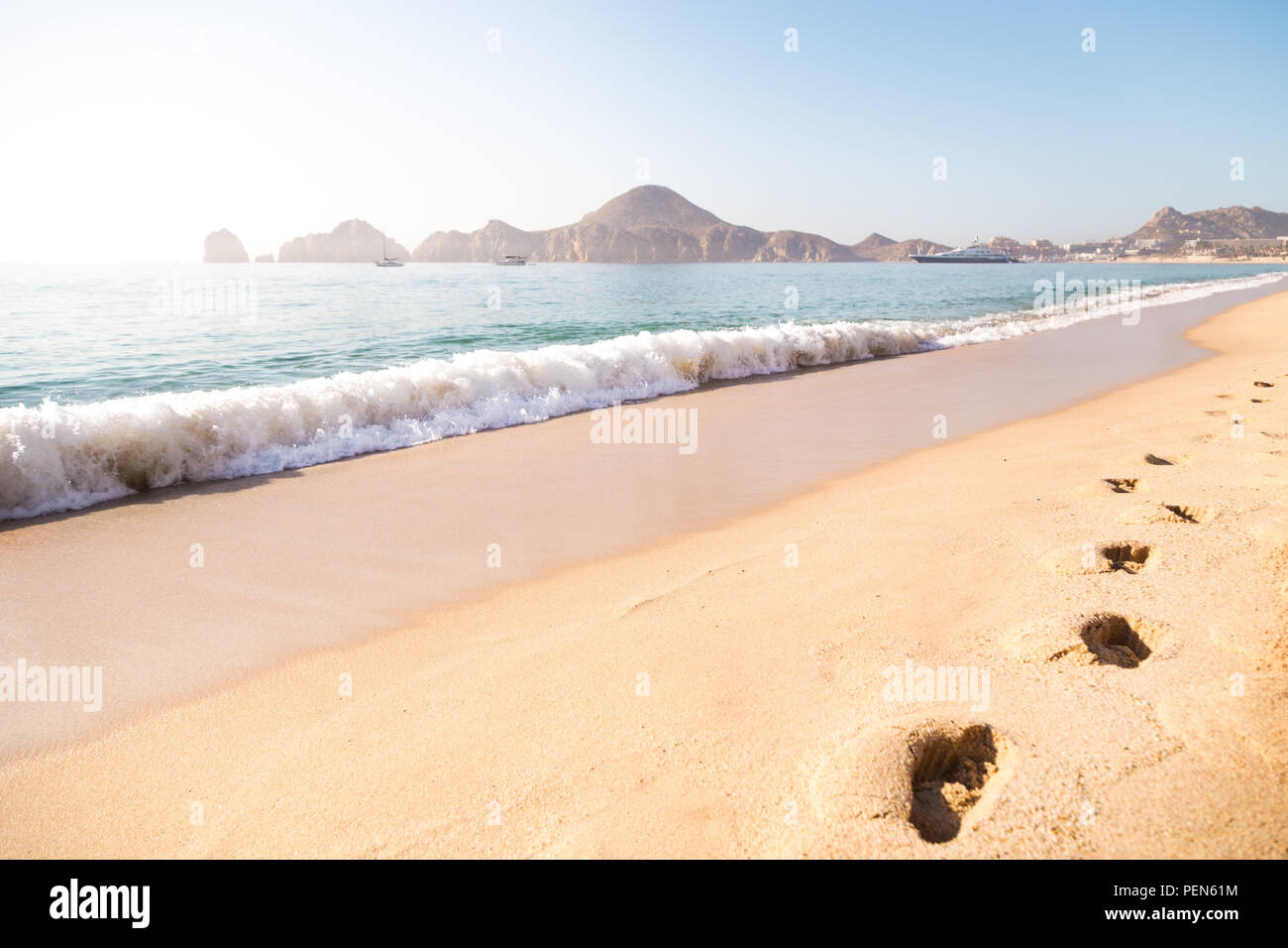 Des traces de pas dans le sable sur la plage de Cabo San Lucas. Banque D'Images