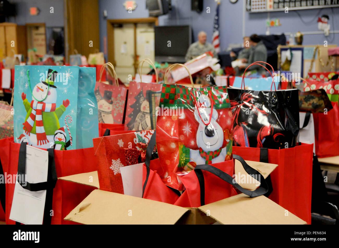 La Garde nationale aérienne de l'Oregon à partir de la 173e Escadre de chasse ramasser les cadeaux de Noël de la rue Arthur Senior Centre d'offrir aux clients de l'Association de repas à domicile, le 16 décembre 2015, à Klamath Falls, Oregon La 173e FW s'est associée à la rue Arthur Senior Centre depuis plus de 15 ans à distribuer les cadeaux de vacances recueillies par le centre. (U.S. Photo de la Garde nationale aérienne par le sergent. Abat Extermination Penny) Banque D'Images