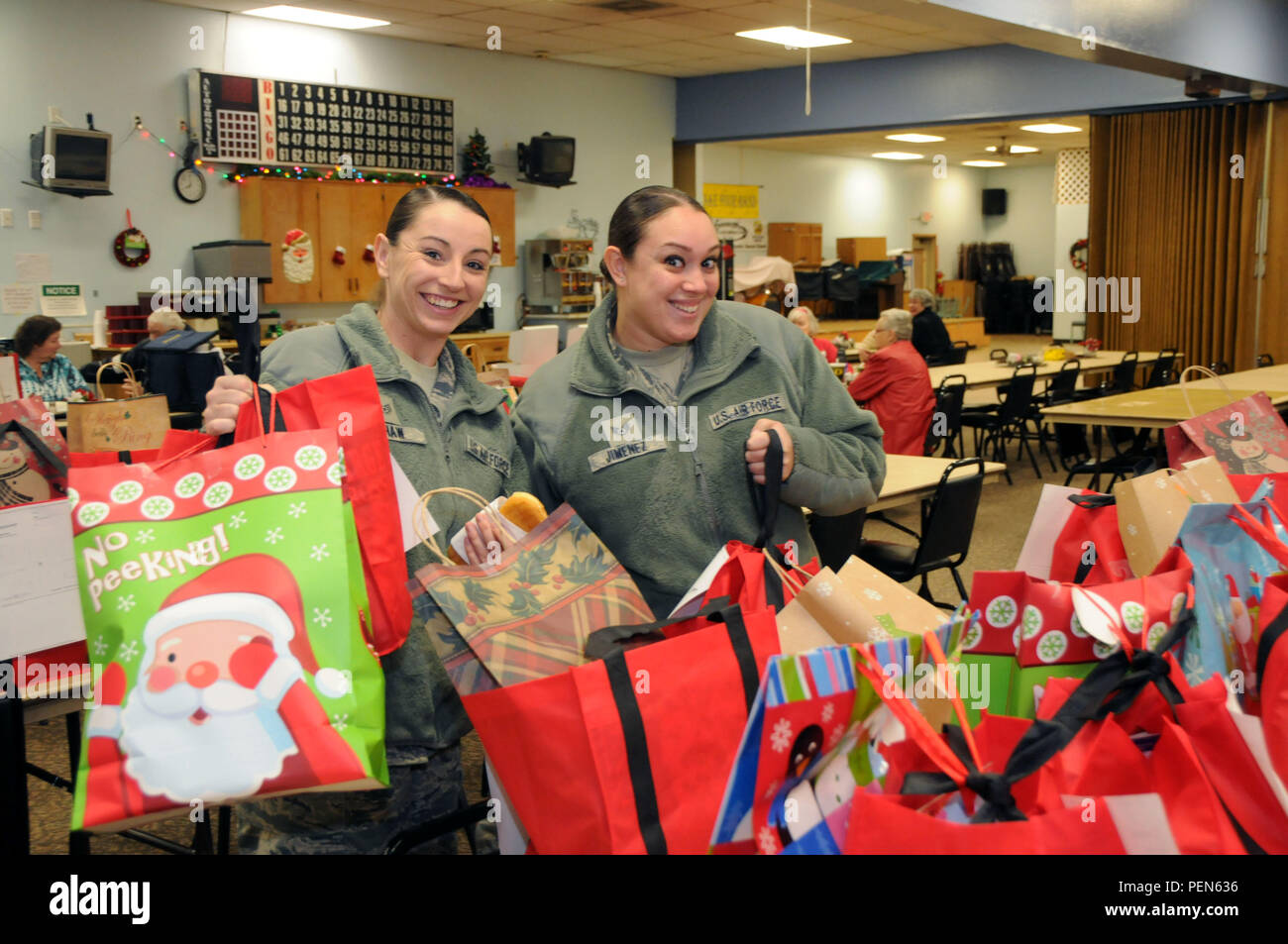 Le sergent de l'US Air Force. Tamera Shaw et le sergent. Cecilia Jimenez de la 173e Escadre de chasse ramasser les cadeaux de Noël de la rue Arthur Senior Centre d'offrir aux clients des repas à domicile, le 16 décembre 2015, à Klamath Falls, Oregon Kingsley Field s'est associé à la rue Arthur Senior Centre depuis plus de 15 ans à distribuer les cadeaux de vacances recueillies par le centre. (U.S. Photo de la Garde nationale aérienne par le sergent. Abat Extermination Penny) Banque D'Images