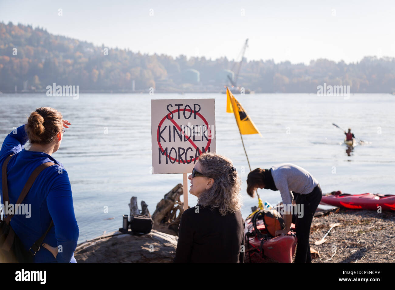 NORTH VANCOUVER, BC, CANADA - OCT 28, 2017 : protestataire à Cates Park contre le ralliement de pipeline de Kinder Morgan à Burnaby Mountain. Banque D'Images