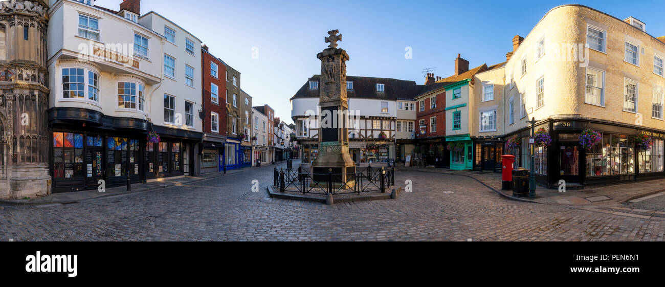 Les rues pavées de la vieille ville de Canterbury ; une image panoramique de Canterbury War Memorial dans le Buttermarket. Banque D'Images