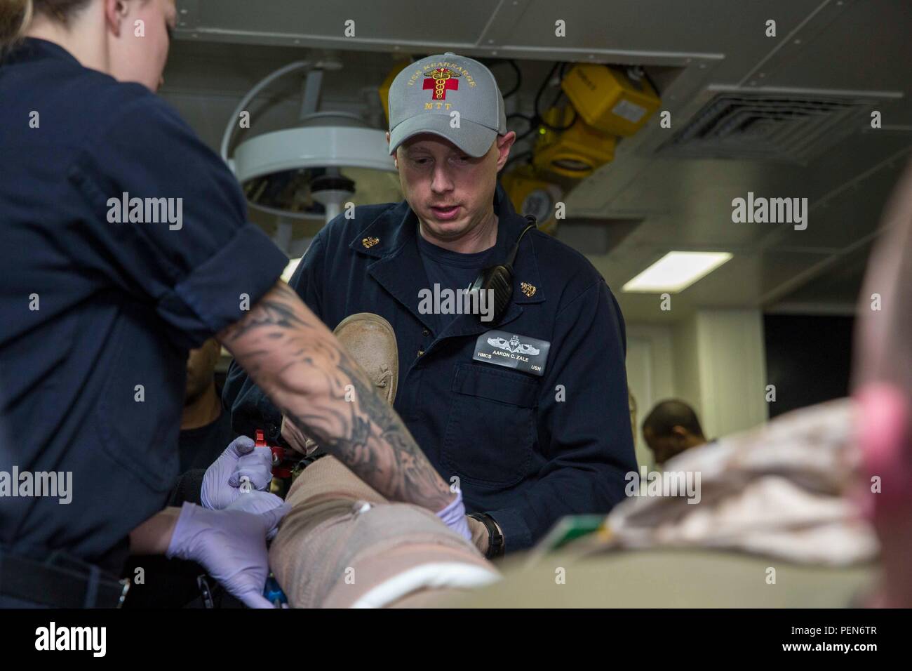 151216-N-XJ788-069 Golfe Arabique (Dec. 16, 2015) l'hôpital Chef Aaron Corpsman Zale, de Genève, de l'Ohio, s'applique une attelle à une jambe du patient pendant une urgence médicale à bord du forage d'assaut amphibie USS Kearsarge (DG 3). Kearsarge est le navire amiral de la groupe amphibie Kearsarge (ARG) et, avec la 26e unité expéditionnaire de Marines embarqués (MEU), est déployé à l'appui d'opérations de sécurité maritime et les efforts de coopération en matière de sécurité dans le théâtre dans la 5e flotte américaine zone d'opérations. (U.S. Photo par marine Spécialiste de la communication de masse 2e classe Travis DiPerna/libérés) Banque D'Images