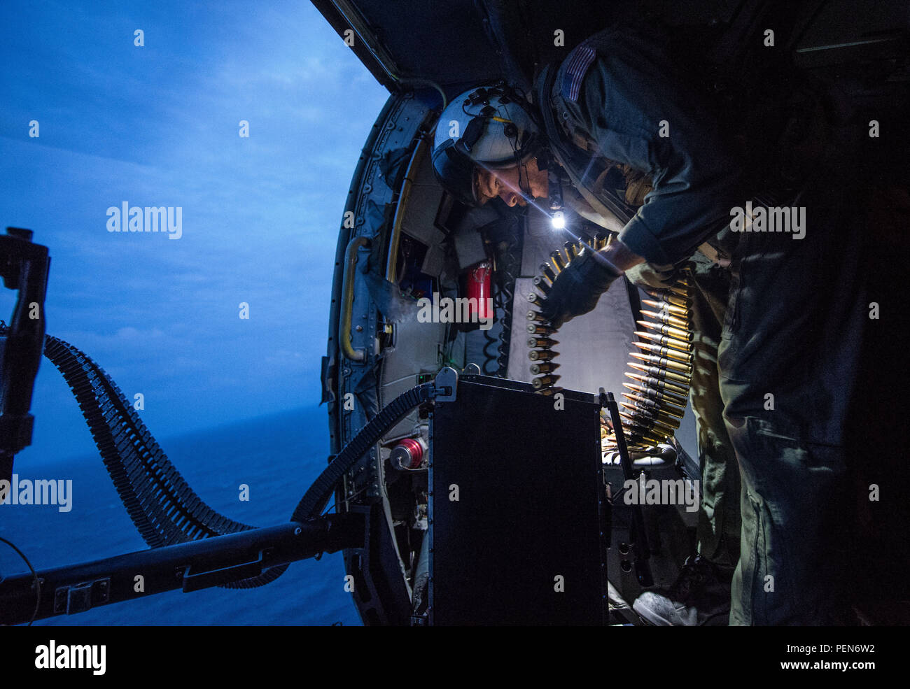 Mer de Chine du Sud, (déc. 19, 2015) - hélicoptère naval Aircrewman-Tactical 2Class Blake Werner, à partir d'hélicoptères de l'Escadron grève maritime (HSM-35), prépare un GAU-21 mitrailleuse de calibre 50 à l'intérieur d'un hélicoptère MH-60R Seahawk USS affecté à Fort Worth (LCS 3) au cours d'un exercice de tir en mer de Chine du Sud. En ce moment à tour de déploiement à l'appui de l'Asia-Pacific rééquilibrer, Fort Worth est un navire de guerre rapide et agile sur mesure pour patrouiller les eaux littorales de la région et travailler à coque coque avec des marines, partenaire fournissant 7e flotte avec les capacités flexibles dont elle a besoin maintenant et dans l'avenir. (U. Banque D'Images