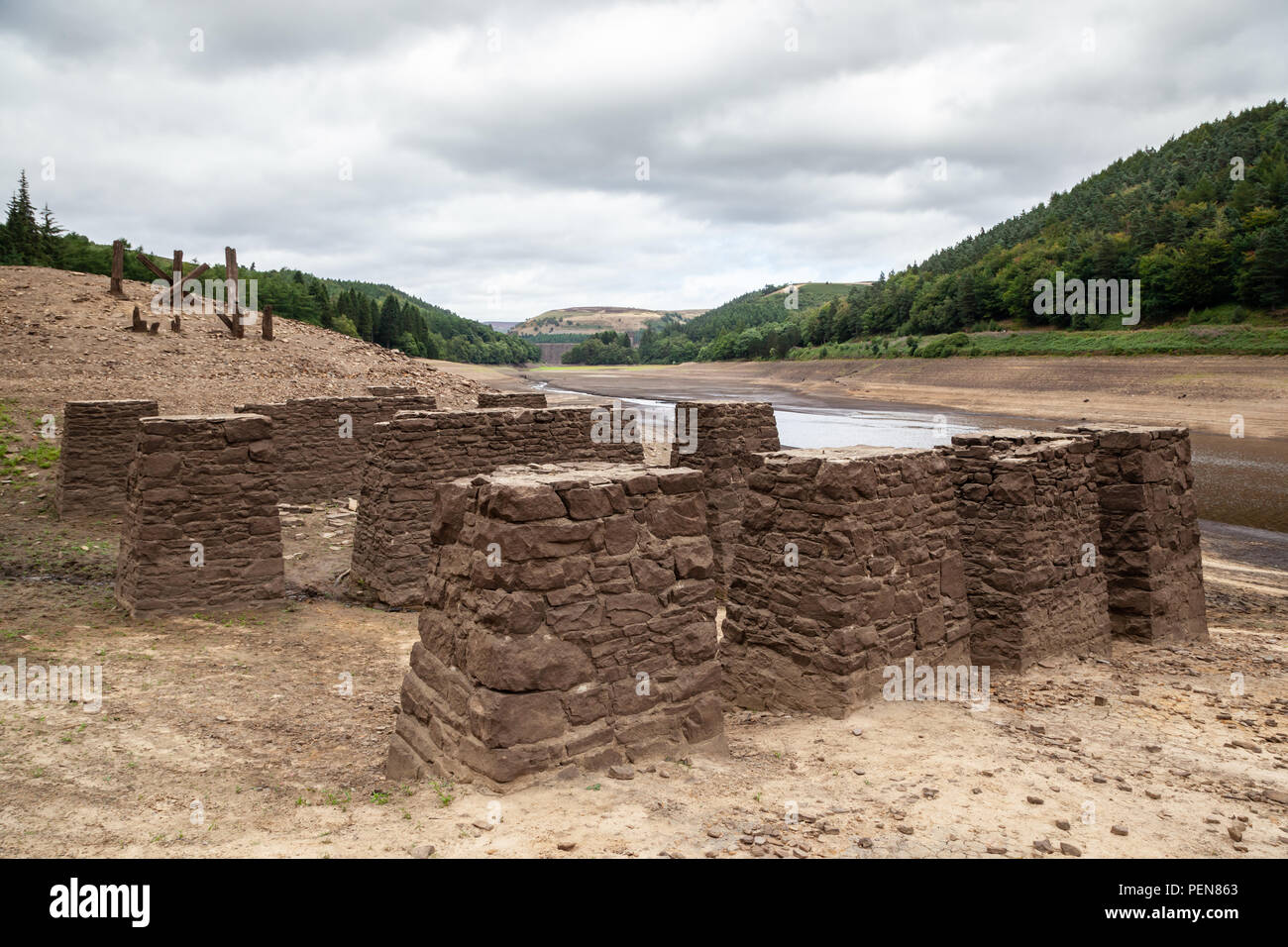 Vue de Derwent réservoir dans le Peak District, montrant les effets d'une longue période de grande chaleur au cours de l'été a eu sur les niveaux d'eau. Banque D'Images