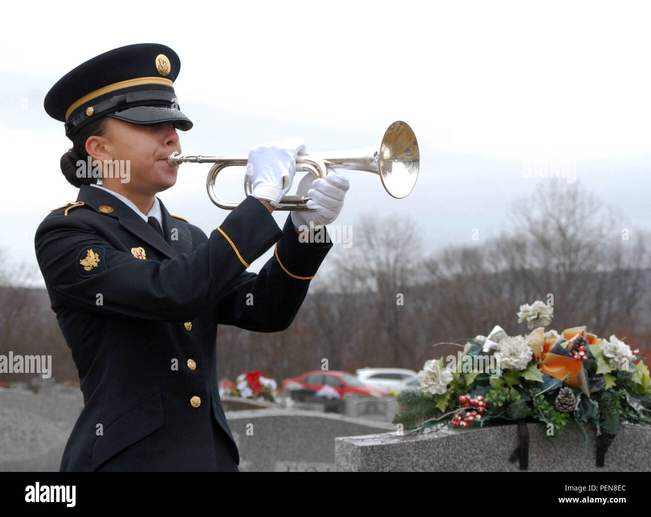 Un membre de la Garde d'honneur de la Garde nationale de l'armée de New York a joué des taps pour honorer le vétéran de la seconde Guerre mondiale Leo P. Dean lors de ses funérailles au cimetière de Mary à Waterford, New York, le 17 décembre 2015. Les funérailles comprenaient une présentation du drapeau et une partie de congédiement pour reconnaître le service militaire de Dean. La cérémonie a été documentée par la Garde nationale et menée avec un protocole militaire pour honorer le vétéran et fournir une reconnaissance formelle de ses contributions pendant la IIe Guerre mondiale Banque D'Images