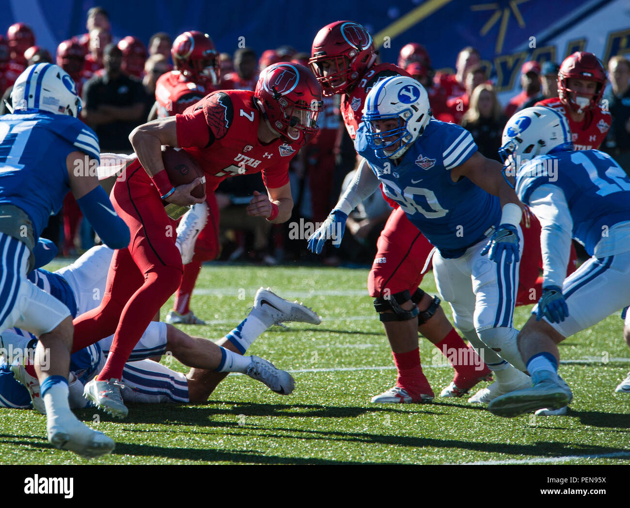 Utah quarterback Travis Wilson tente d'exécuter pour une première vers le bas contre la défense de l'Université Brigham Young pendant la Pourpre Royale Bol de Las Vegas au Sam Boyd Stadium à Las Vegas, le 19 décembre 2015. Les Utah Utes défait les BYU Cougars 35-28. (U.S. Photo de l'Armée de l'air par la Haute Airman Thomas Spangler) Banque D'Images