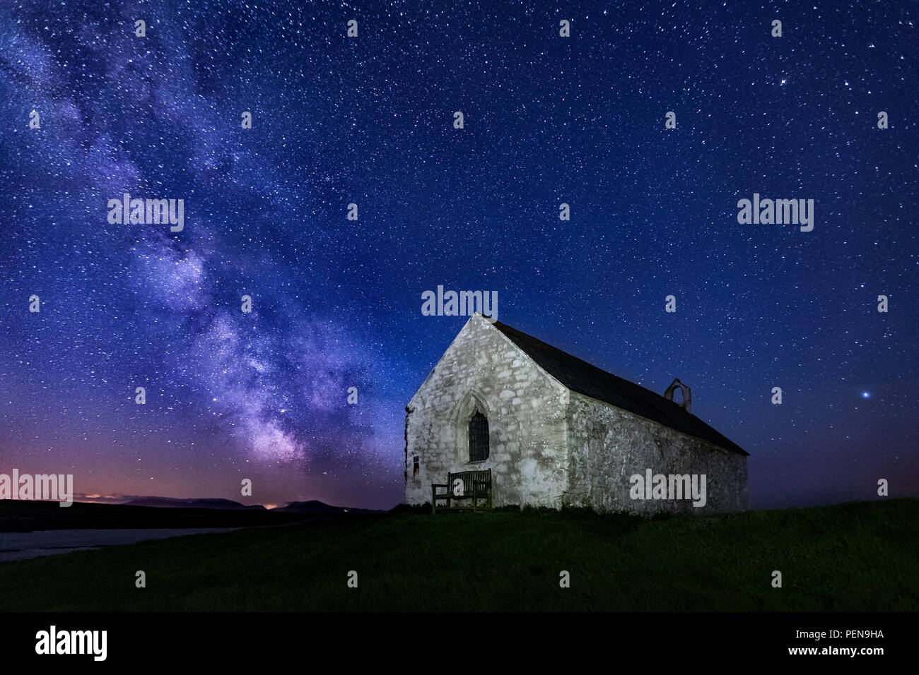 L'église St Cwyfan Llangwyfan, Anglesey, Pays de Galles, dans la nuit avec la Voie Lactée Banque D'Images