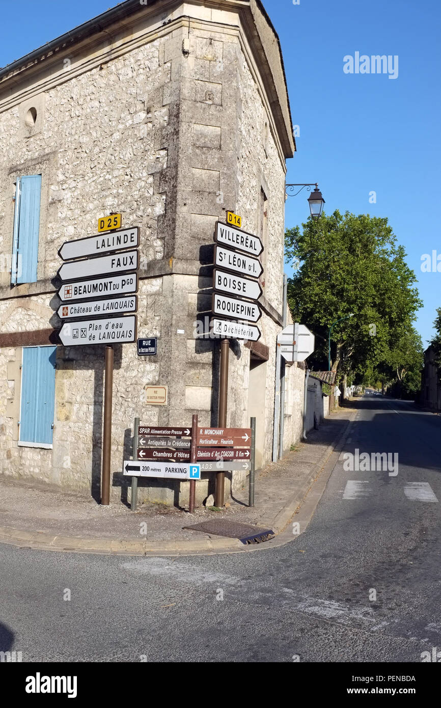 Panneau routier français à Issigeac, une ville dans le sud-ouest de la France en 2018. Banque D'Images