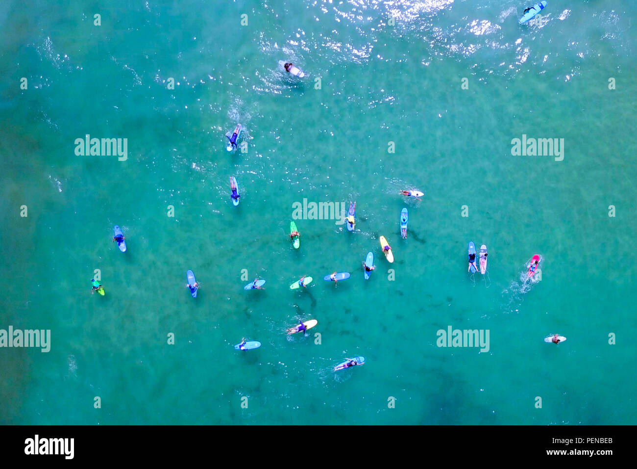 Les surfeurs attraper des vagues de la Mer Méditerranée - Descendante Vue aérienne de surfeurs vague et coloré. Banque D'Images