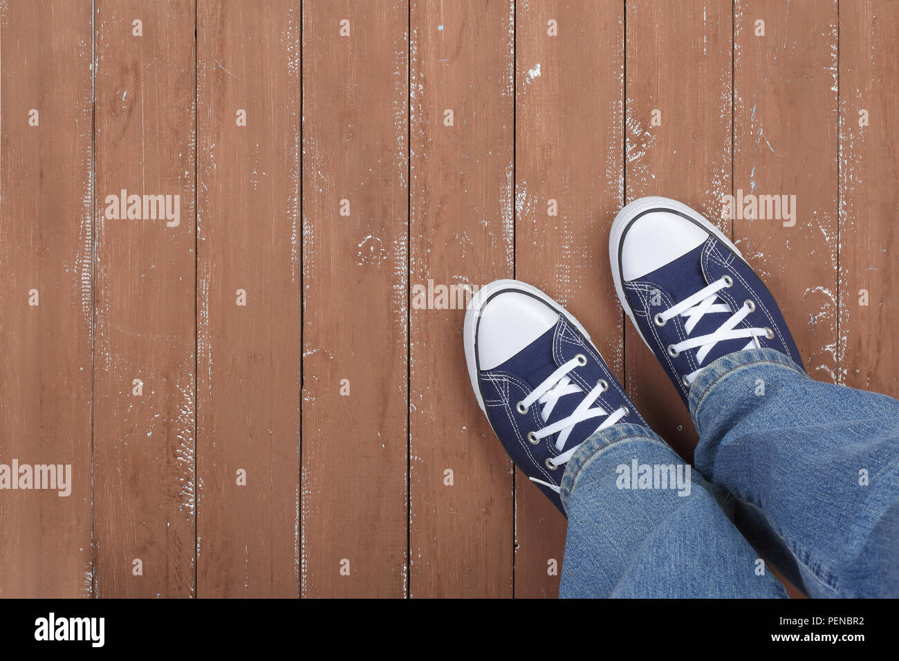 Vêtements, chaussures et accessoires - Vue de dessus libre gumshoes et jeans bleu Vue de dessus sur un fond de bois Banque D'Images