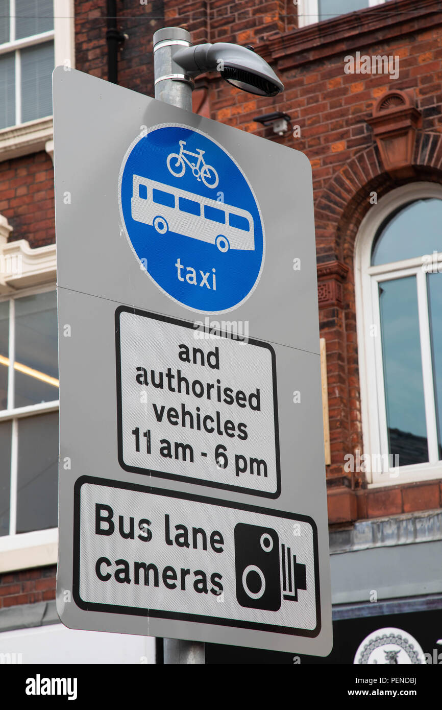 Steet signe indiquant autorisées et interdites véhicules durant certaines heures et présence de caméras bus lane Preston Lancashire Juin 2018 Banque D'Images