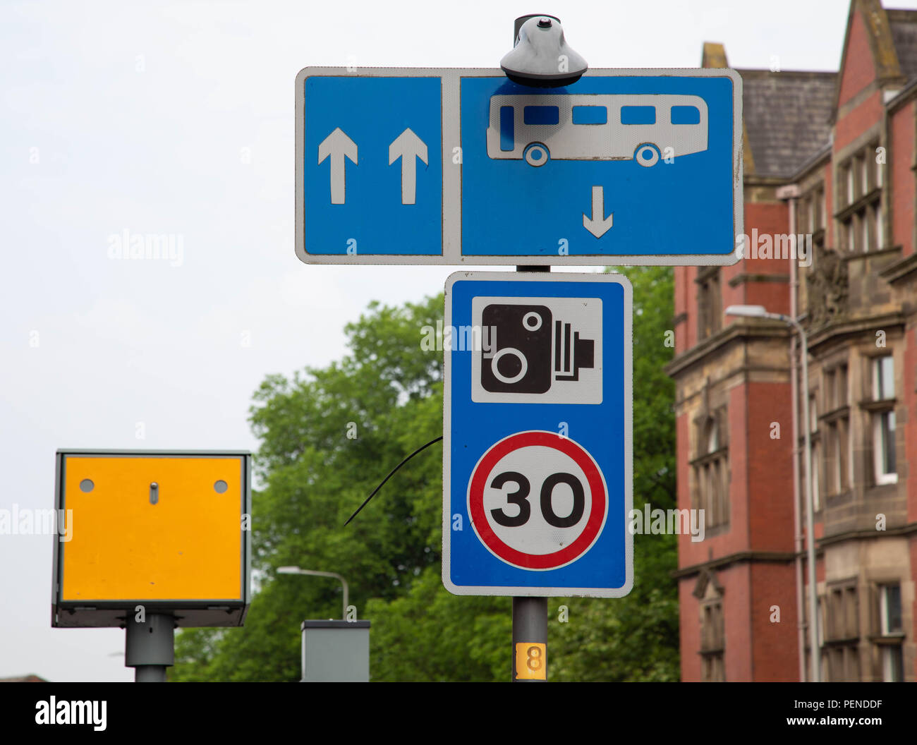 Les panneaux indiquant la présence de voies de bus les limites de vitesse et les radars Preston Lancashire Juin 2018 Banque D'Images