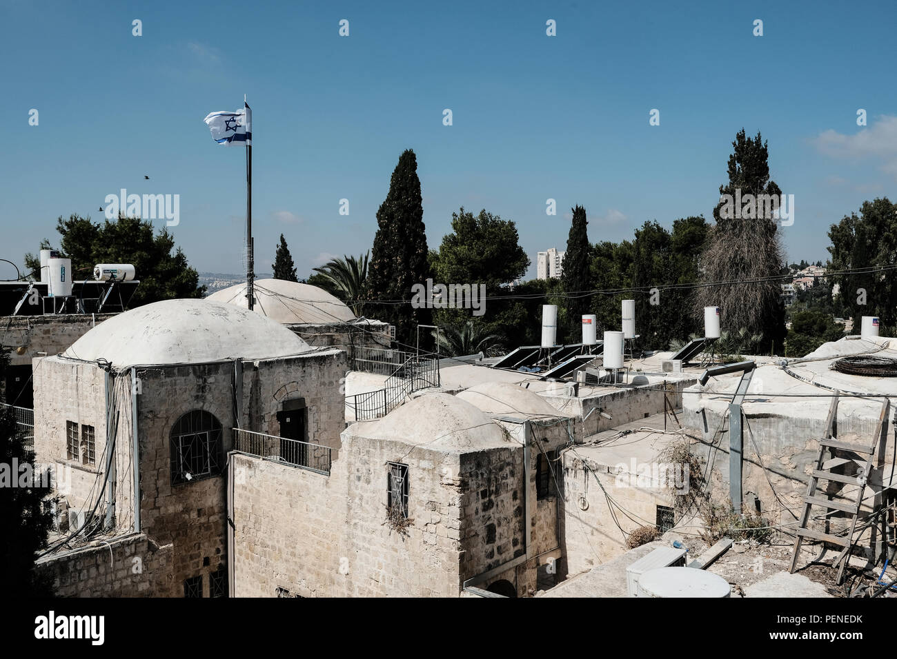 Le drapeau israélien vole au-dessus de toits de structures au tombeau du roi David qui abrite aussi le Cénacle, aussi appelée la "chambre haute", un prix traditionnellement tenu pour être le site de la Dernière Cène. Banque D'Images