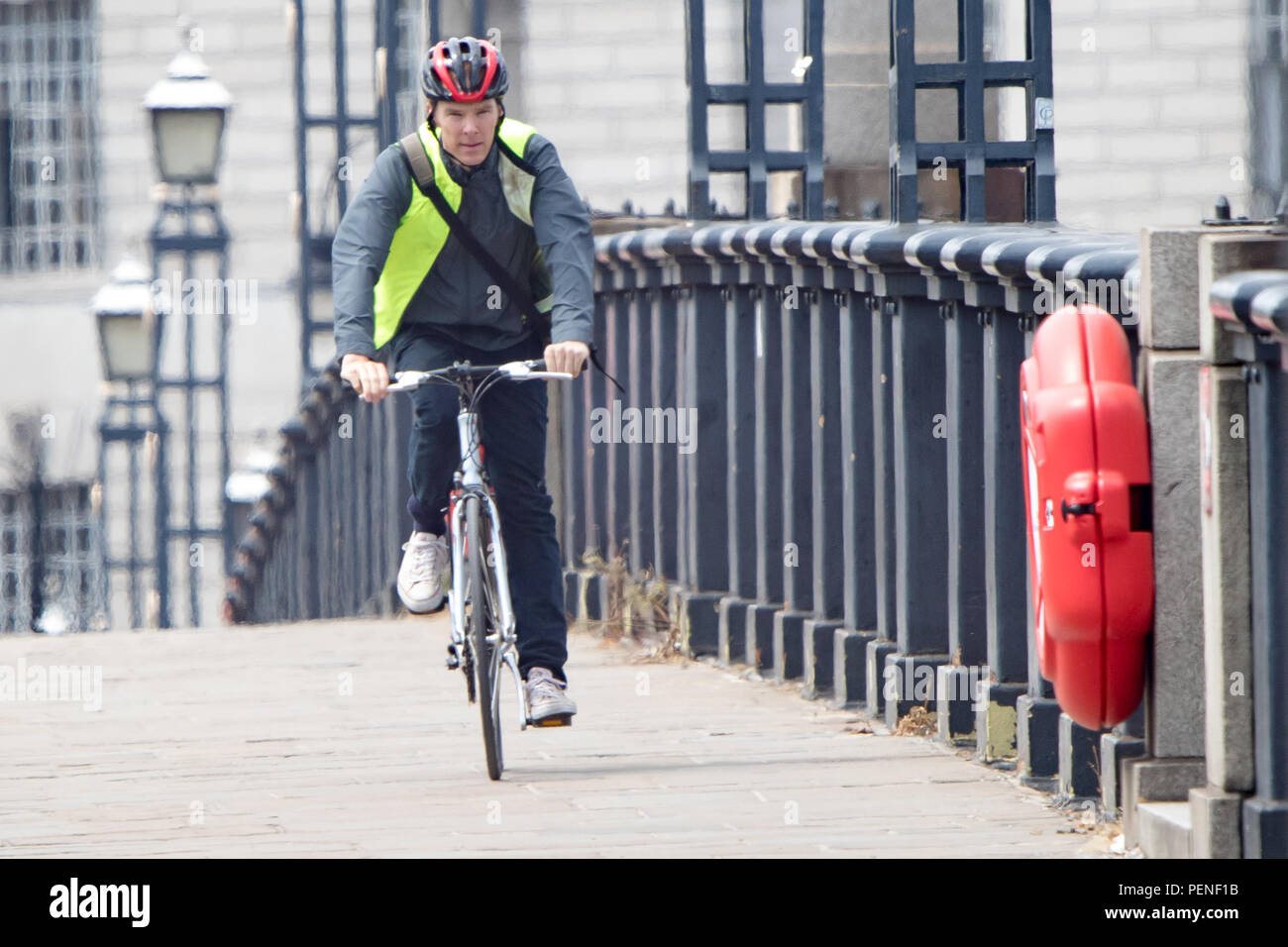 Benedict Cumberbatch rouler à vélo à travers le pont de Lambeth, London, tout en tournage des scènes dramatiques de Channel 4 'Brexit', dans lequel Cumberbatch joue Dominic Cummings. En vedette : Benedict Cumberbatch Où : London, Royaume-Uni Quand : 16 Oct 2018 Source : WENN.com Banque D'Images