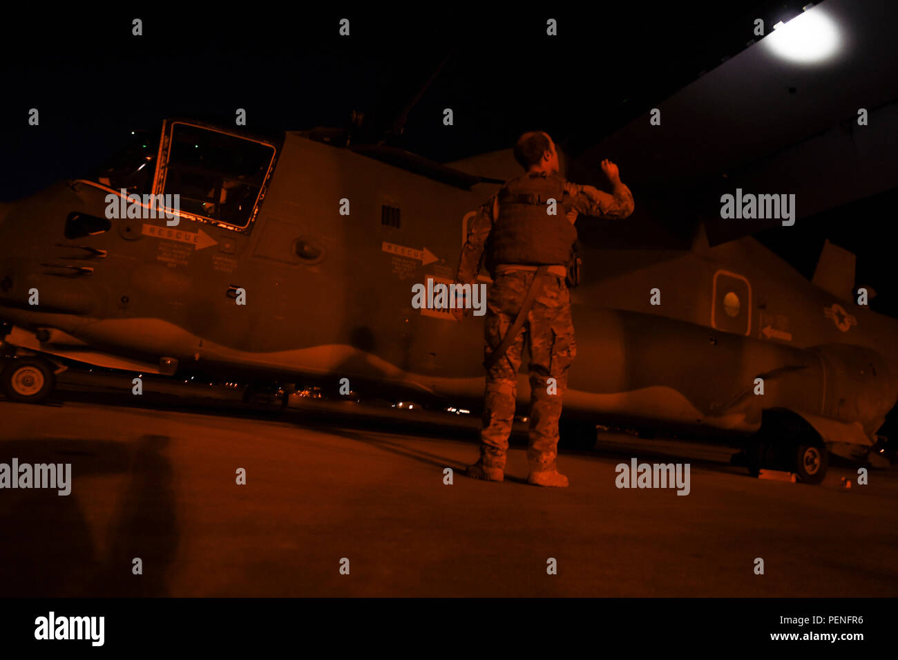 Capt Bryan Jones, 8e Escadron d'opérations spéciales CV-22B Balbuzard, pilote effectue une inspection pré-vol avant un entraînement au vol de nuit, la mission sur le terrain, en Floride, James, le 22 octobre 2015. Osprey pilotes accomplissent des missions de combat simulé dans la nuit pour former sur l'utilisation de l'équipement de vision de nuit et effectuer l'essentiel de la tactique des scénarios du monde réel. (U.S. Photo de l'Armée de l'air par la Haute Airman Ryan Conroy/libérés) Banque D'Images