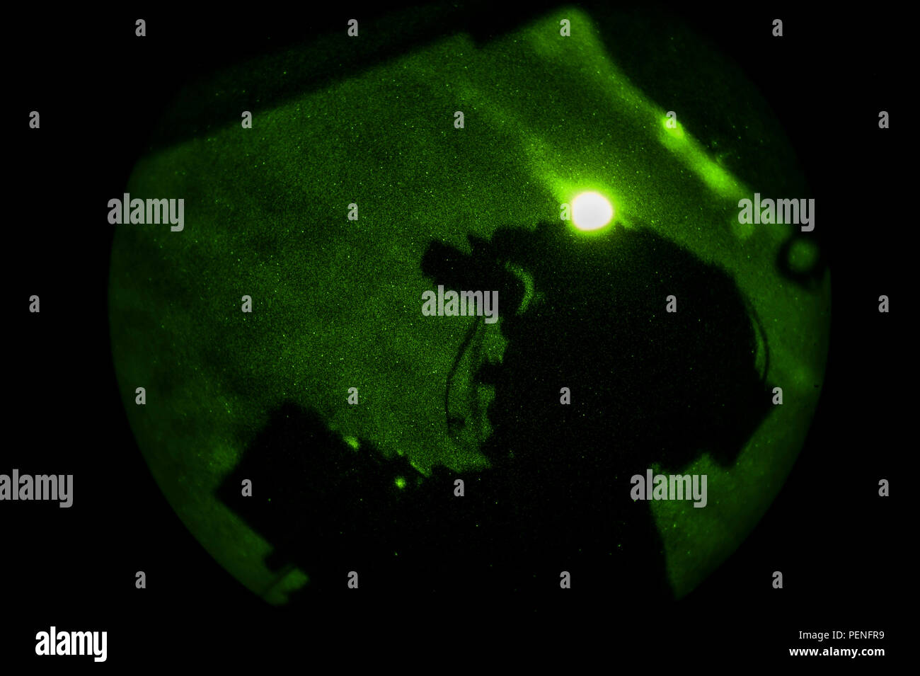 Le sergent-chef en chef. Barry Fegan, 8e Escadron d'opérations spéciales, les analyses de l'instructeur mécanicien de l'horizon à l'aide de lunettes de vision nocturne, pendant une mission profil sur un CV-22B Osprey sur Hurlburt Field, en Floride, le 22 octobre 2015. L'équipage d'Osprey de voler de nuit sorties de pratiquer l'utilisation de l'équipement de vision de nuit et effectuer l'essentiel de la tactique des situations de combat. (U.S. Photo de l'Armée de l'air par la Haute Airman Ryan Conroy/libérés) Banque D'Images