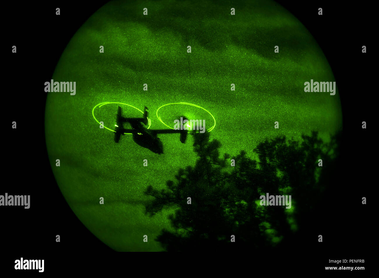 Un CV-22B Balbuzard survole une rangée d'arbres au cours d'un vol de nuit sortie sur Hurlburt Field, en Floride, le 22 octobre 2015. Le balbuzard est un tilt-rotor basculant qui combine le décollage vertical, hover et atterrissage vertical qualités d'un hélicoptère avec la longue portée, l'efficacité du carburant et les caractéristiques de vitesse d'un aéronef à turbopropulseur. (U.S. Photo de l'Armée de l'air par la Haute Airman Ryan Conroy/libérés) Banque D'Images