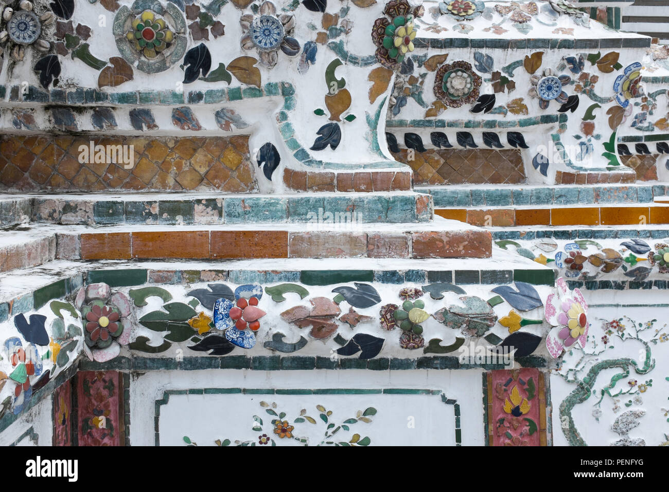 Des morceaux de porcelaine cassée décorant une des tours au Wat Arun ou le Temple de l'aube sur la rive de la rivière Chao Phraya à Bangkok, Thaïlande Banque D'Images
