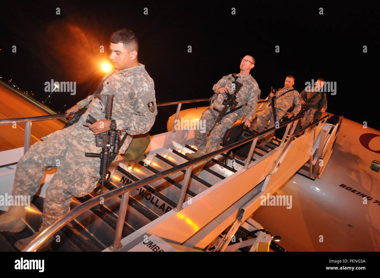 Garde affecté à la 270e Compagnie de Police militaire, en Californie, la Garde nationale et la 38e Compagnie de Police militaire, la Garde nationale de l'Indiana, de l'aéronef à l'SILAS L. Copeland l'arrivée et le départ du Groupe de contrôle de l'air ici d'aviation le 15 décembre 2015, après 9 mois de déploiement sur la base navale de Guantanamo, Cuba. Banque D'Images