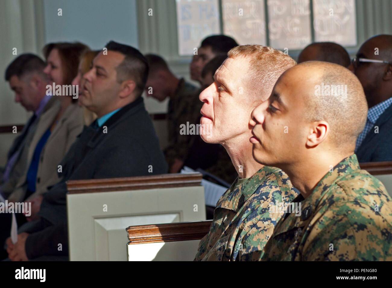 Service actif de marine et des civils se rassemblent à la Chapelle Mémorial maritime à bord de Marine Corps Base Quantico le 14 janvier pour rendre hommage au Dr Martin Luther King Jr. l'observation notamment en musique de Marine Corps Bande de cérémonie et des commentaires du colonel Joseph Murray, commandant de la base, et l'invité le Président Mgr Lyle ducs, pasteur de l'Église. Changeurs Vie Récolte Banque D'Images