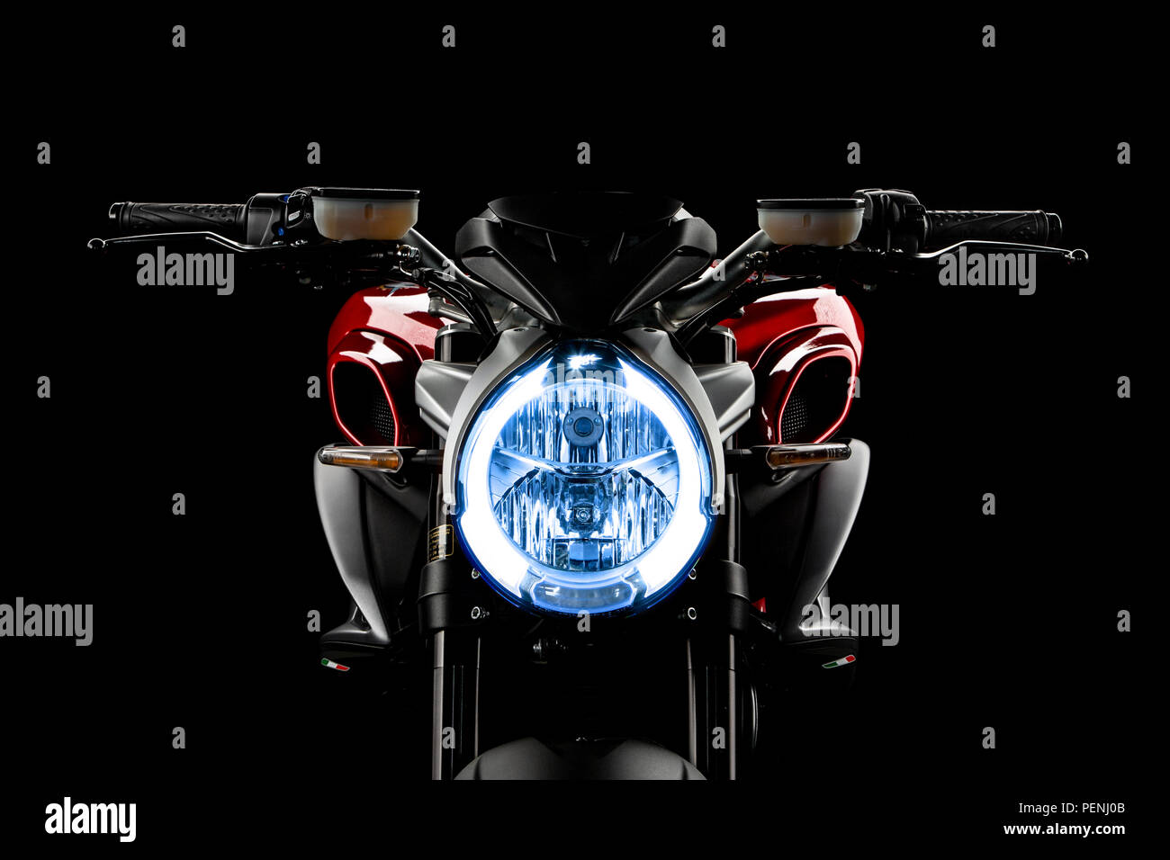 Studio image d'un 2018 MV AGUSTA BRUTALE 910 moto sur un fond noir. Banque D'Images