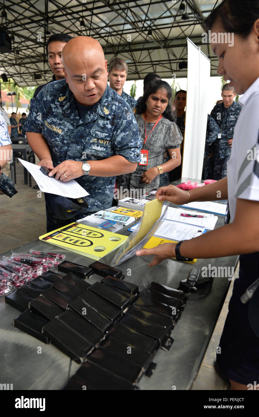 Singapour (31 déc. 15, 2015) - Chef principal spécialiste en logistique (AW/SW) Joseph M. Deguzman, centre logistique de la flotte Site Yokosuka Singapour, interroge un officier de la Force de police de Singapour à propos de la libre des éléments d'information fournis au cours d'une marine Région Singapour (NRCS) exposition de l'hôtel de ville avec la Force de police de Singapour (SPF) le 15 décembre, 2015. L'événement a eu lieu afin de les sensibiliser à la prévention du crime comme une responsabilité à l'échelle de la communauté. (Official U.S. Navy photo de Marc Ayalin) Banque D'Images