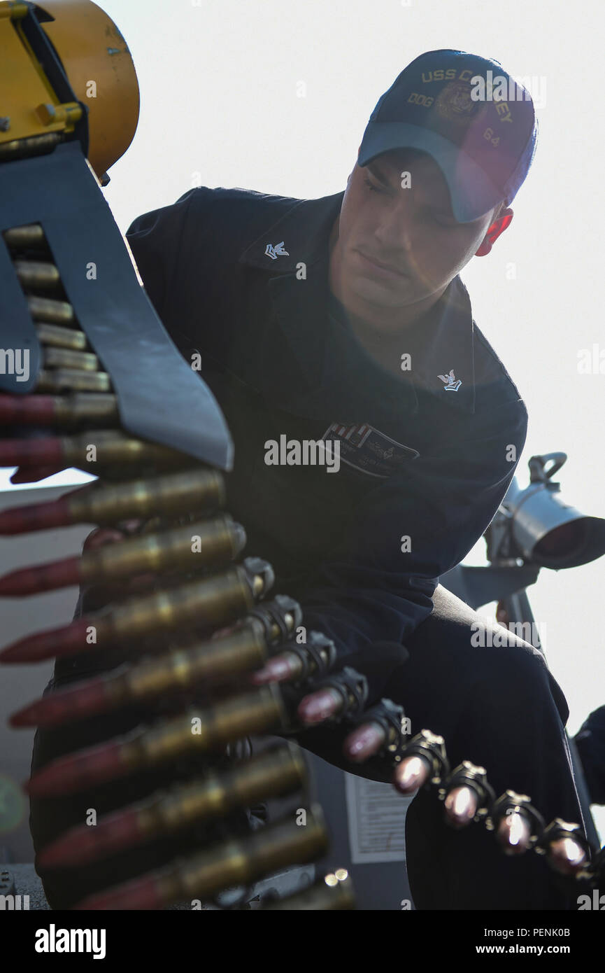 151218-N-FP878-205 MER MÉDITERRANÉE (déc. 18, 2015) 2ème classe Controlman feu Tyler Luckman, à partir de la médina, N.Y., charges de munitions sur l'arrière près du système d'armes à bord de l'USS Carney (DDG 64), 18 décembre 2015. Carney, une classe Arleigh Burke destroyer lance-missiles déployés avant, à Rota, Espagne, effectue une patrouille de routine dans la 6ème zone d'opérations de la flotte à l'appui des intérêts de sécurité nationale des États-Unis en Europe. (U.S. Photo par marine Spécialiste de la communication de masse 1re classe Theron J. Godbold/libérés) Banque D'Images