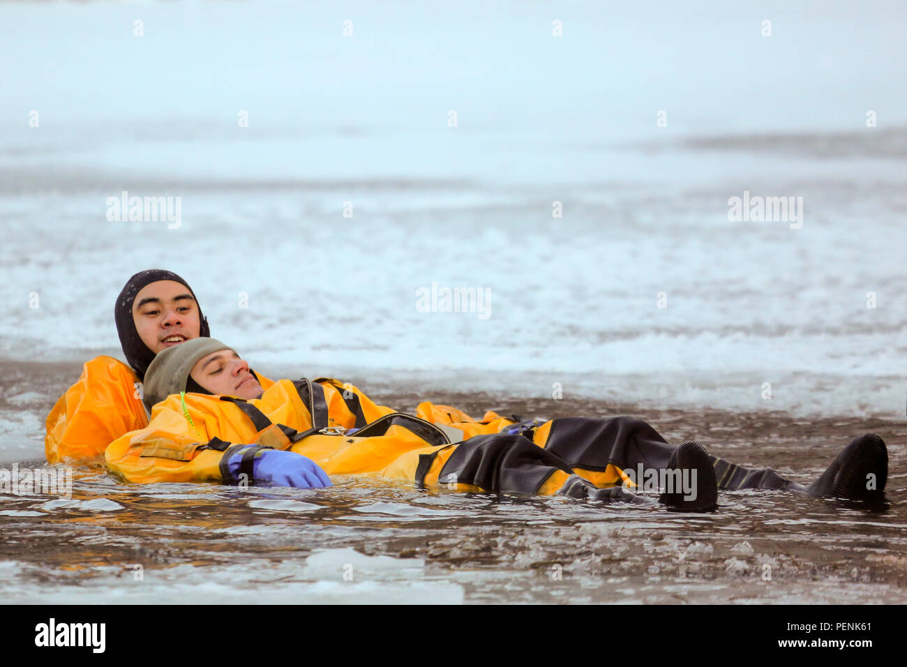 L'aviateur de 1re classe Jammie Garcia effectue un rétablissement de victime pendant la formation de sauvetage en eau froide et sous glace à la base conjointe Elmendorf-Richardson, Alaska. L'exercice du 20 décembre 2015 comprenait des pompiers du 673e Escadron du génie civil qui pratiquaient des techniques d'auto-sauvetage, la récupération des victimes et l'obtention de la certification de techniciens de sauvetage sur glace, assurant ainsi la disponibilité opérationnelle en cas d'urgence en eau gelée. Banque D'Images