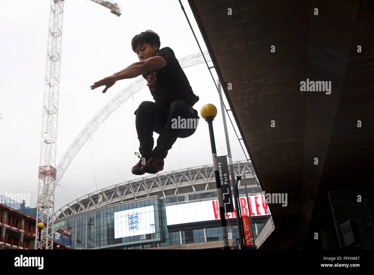 Les personnes qui font l'extérieur Parkour Stade de Wembley à Londres, en avance sur le rendez-vous de rassemblement Parkour Internationale XIII 2018 à Wembley Park week-end les 18 et 19 août. Banque D'Images