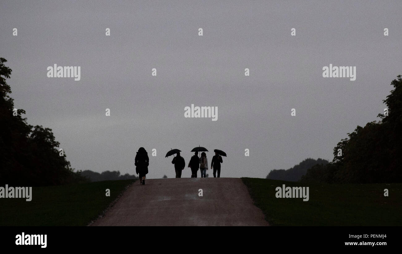 Les marcheurs sous la pluie sur la longue promenade du Château de Windsor dans le Berkshire. Banque D'Images