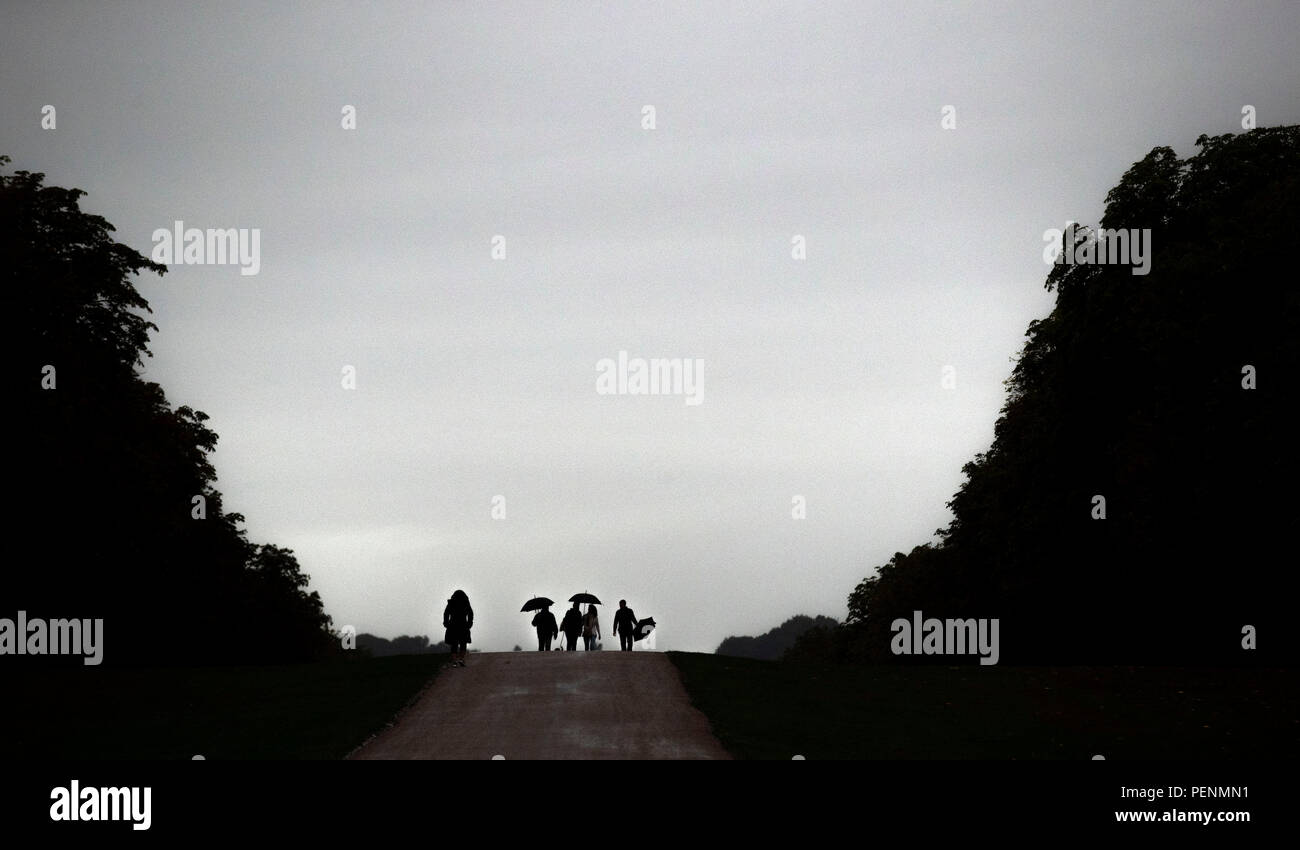 Les marcheurs sous la pluie sur la longue promenade du Château de Windsor dans le Berkshire. Banque D'Images