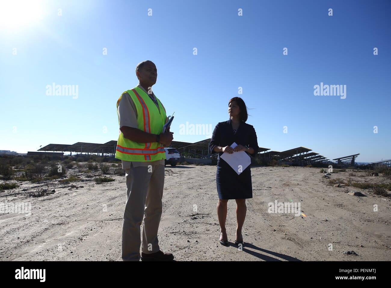 Mme Christine Harada, chef de l'agent de développement durable fédérale, à droite, reçoit un mémoire de M. Charles Howell, à gauche, sur l'énergie renouvelable à l'aide de Camp Pendleton Marine Corps Système solaire photovoltaïque à Box Canyon, à bord de Camp Pendleton, en Californie, le 29 décembre 2015. Le but de la visite était de fournir la nouvelle Maison Blanche chef fédéral du développement durable et de l'arrière-plan de l'information concernant les installations du Marine Corps Base Camp Pendleton Corps West-Marine véhicule électrique de l'approvisionnement, l'énergie renouvelable, et comment la durabilité de l'eau programmes appuient les États-Unis une mission du Corps des Marines Banque D'Images