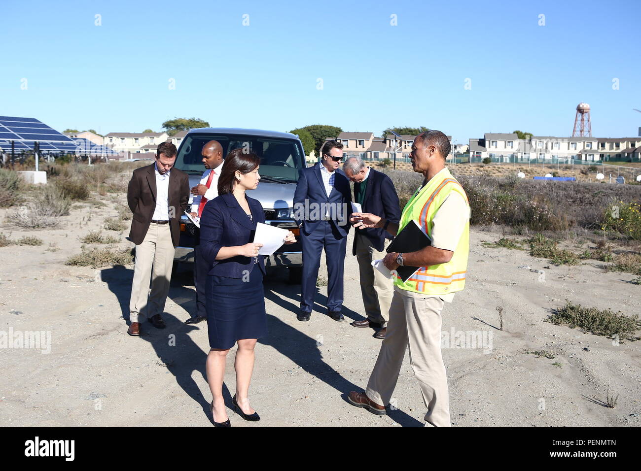 Mme Christine Harada, chef de l'agent de développement durable fédérale à gauche, reçoit un mémoire de M. Charles Howell, droite, sur l'énergie renouvelable à l'aide de Camp Pendleton Marine Corps Système solaire photovoltaïque à Box Canyon, à bord de Camp Pendleton, en Californie, le 29 décembre 2015. Le but de la visite était de fournir la nouvelle Maison Blanche chef fédéral du développement durable et de l'arrière-plan de l'information concernant les installations du Marine Corps Base Camp Pendleton Corps West-Marine véhicule électrique de l'approvisionnement, l'énergie renouvelable, et comment la durabilité de l'eau programmes appuient les États-Unis une mission du Corps des Marines Banque D'Images