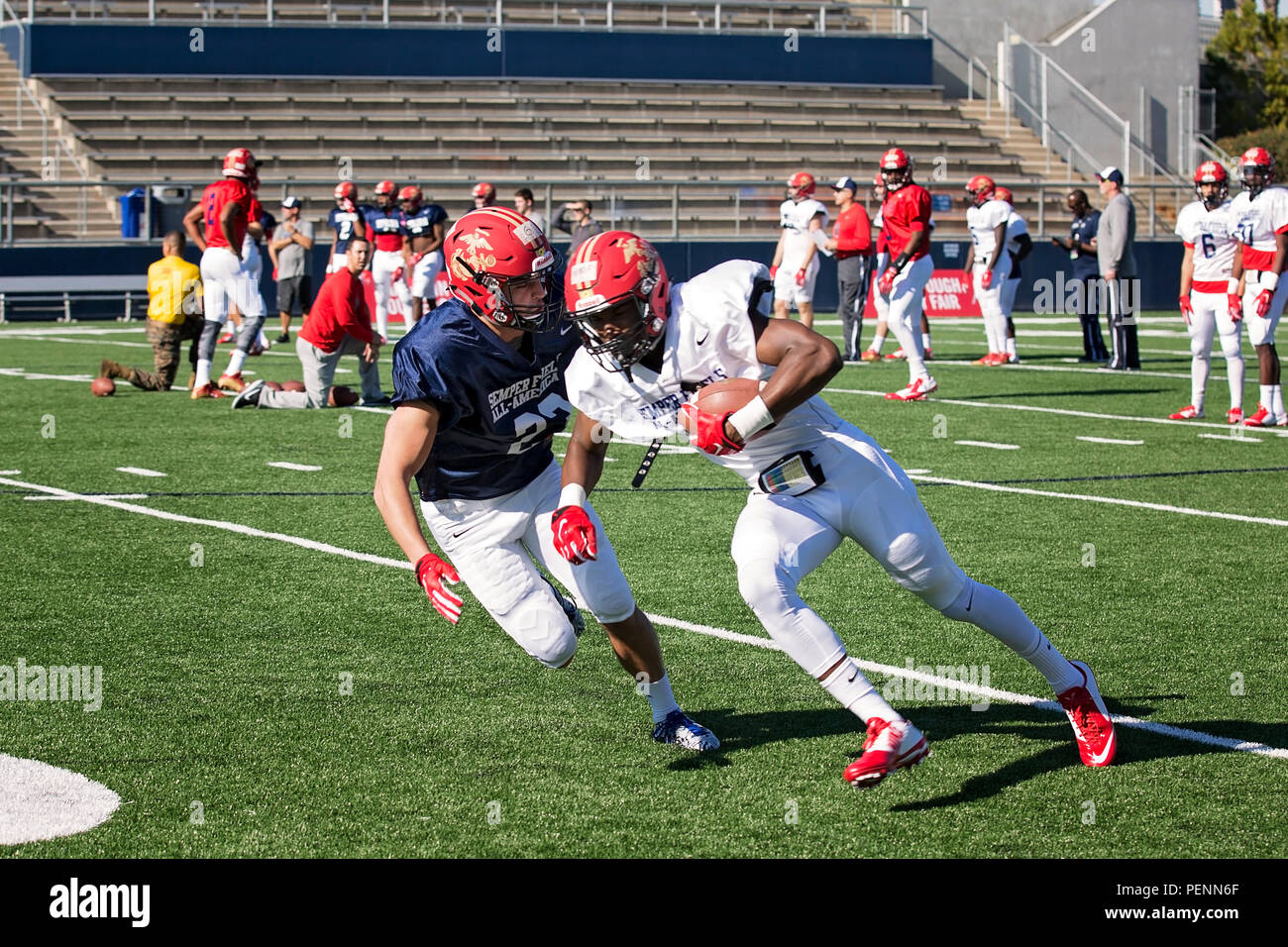 Theo Howard s'exécute avec la balle comme Manchigiah Josh a le pouvoir d'après lui pour l'attaquer au cours de la pratique à l'Orange Coast College, Costa Mesa (Californie), 30 décembre 2015. Les athlètes de l'école secondaire choisie pour jouer dans le Semper Fidelis All-American Bowl sont des personnes bien équilibrées sur le terrain et qui se distinguent non seulement les athlètes, mais aussi de réussites académiques et d'affichage caractéristiques morales exemplaires. Howard est un receveur de Westlake High School, Westlake Village, en Californie, et la sécurité est un Manchigiah de Papillion La Vista South High School, Papillion, Neb. (U.S. Marine Corps photo de S Banque D'Images