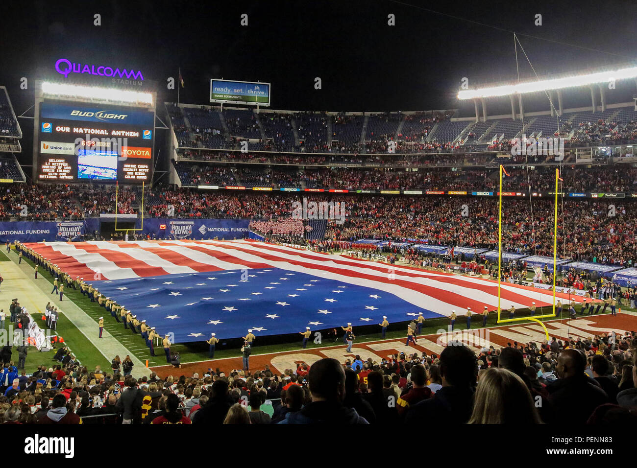 Les marines se déploient le grand pavillon au cours de l'avant-match de la 38e conférence annuelle de maison de vacances Bol au Qualcomm Stadium de San Diego, Californie, 30 décembre 2015. Il faut un minimum de 250 personnes pour présenter le livre 850 drapeau, qui s'étend sur 100 mètres par 50 mètres, couvrant toute la zone. Les marines sont avec I Marine Expeditionary Force au Marine Corps Base Camp Pendleton et Marine Corps Air Station Miramar. L'Université du Wisconsin Badgers émergé victorieux sur l'Université de Californie du sud de Troie avec un score final de 23-21. (U.S. Marine Corps photo par Lance Cpl. Caitlin Biseau) Banque D'Images