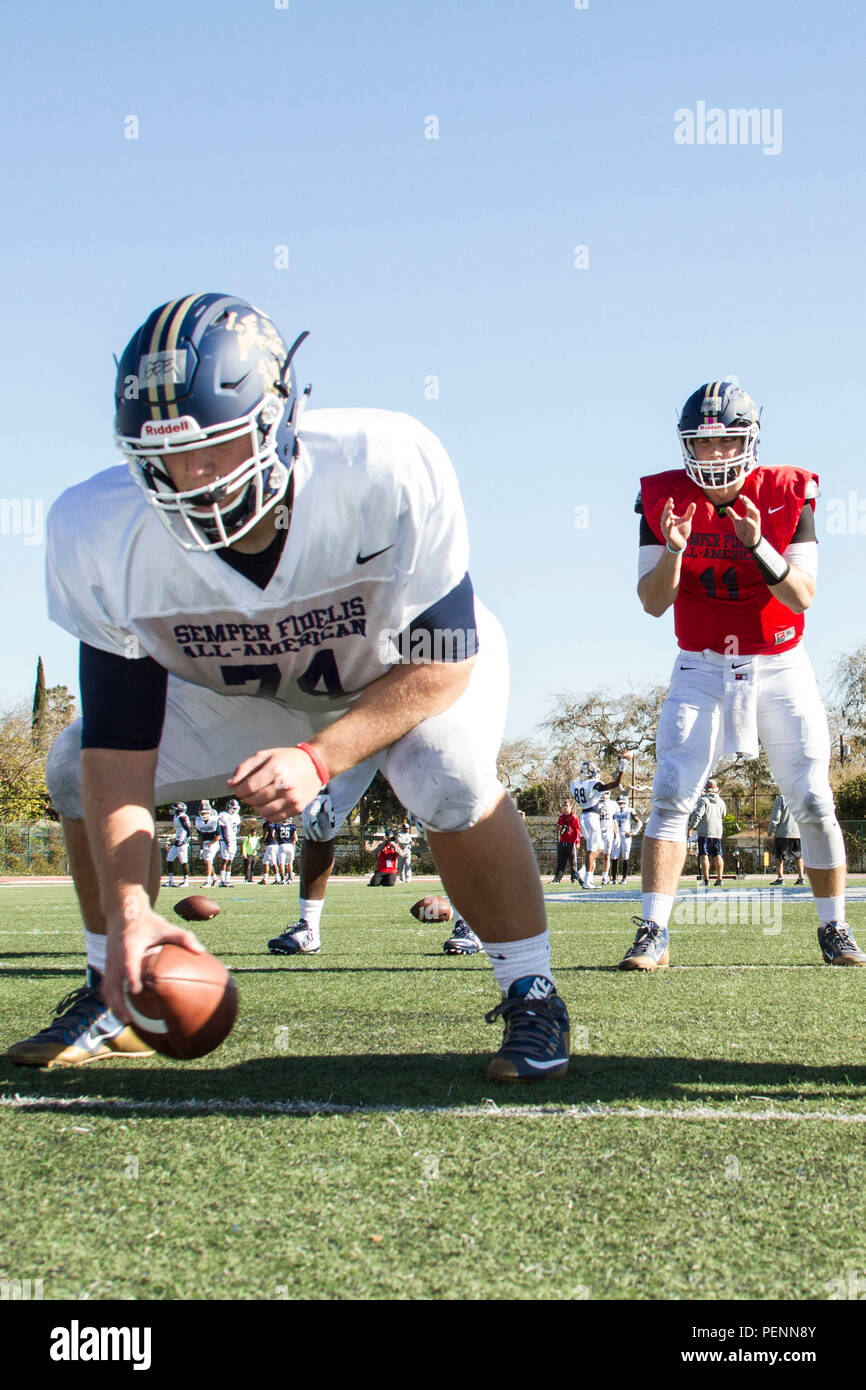 Deux joueurs de lycée effectuent des exercices de position pendant la pratique du Semper Fidelis All-American Bowl au Fullerton College. Soutenu par des instructeurs et des dirigeants de Marine corps, le programme met l'accent sur l'honneur, le courage, l'engagement et les compétences athlétiques. Un étudiant joue au centre offensif de Walter M. Williams High School en Caroline du Nord, et un autre est un quarterback de Veterans High School en Géorgie. Les participants acquièrent du travail d'équipe, de la discipline, des compétences techniques en football et de l'expérience en leadership. Banque D'Images