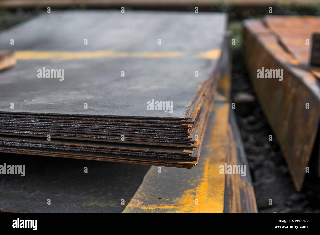 Dépôt de feuilles d'acier en piles en boîtes à l'entrepôt de produits métalliques. Métaux patiné feuille pour la construction. La corrosion du métal Banque D'Images