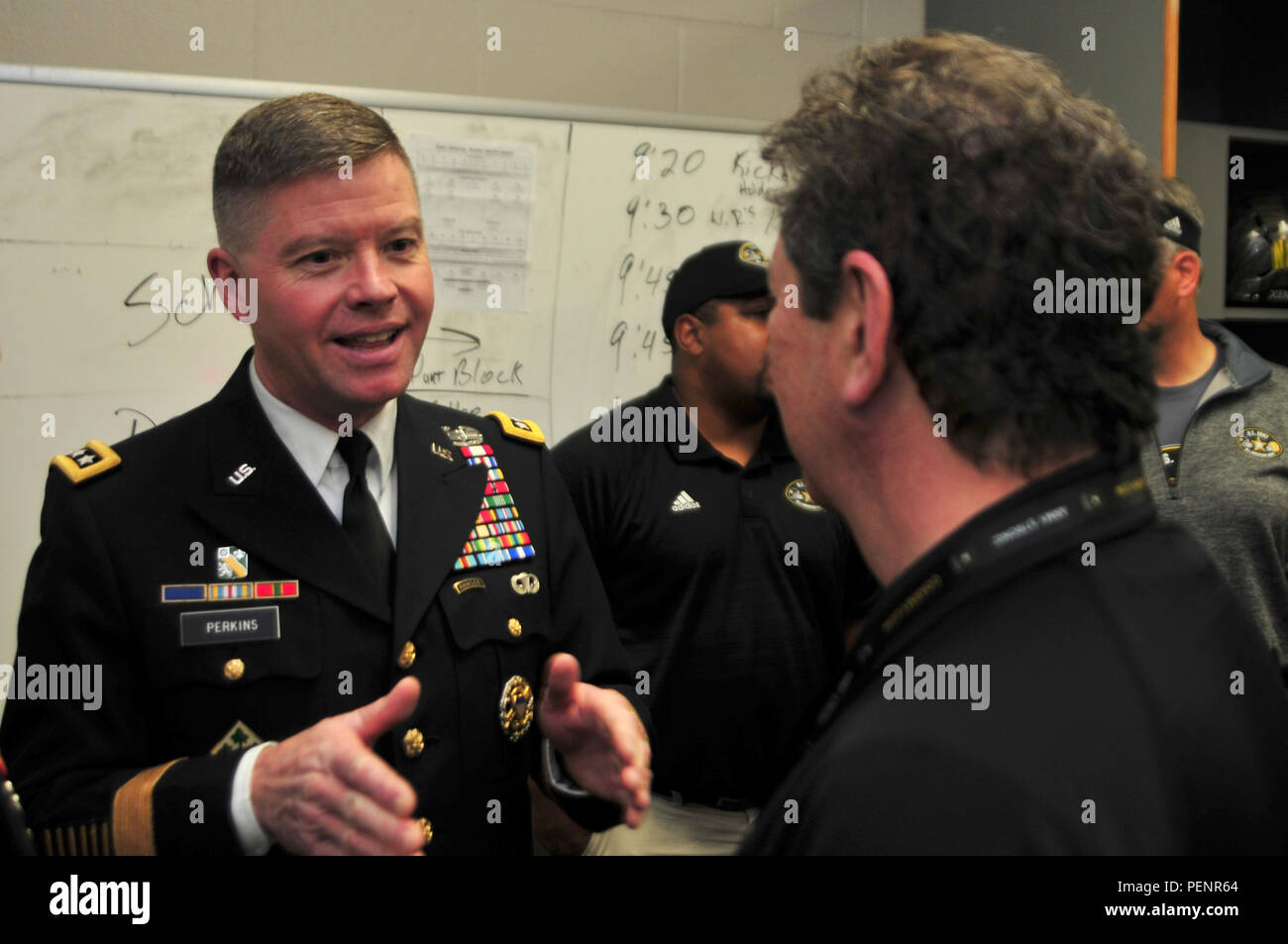 Le général David G. Perkins, le général commandant de l'US Army Training and Doctrine Command, parle à Doug Berman, le président de la All-American Jeux, avant le coup d'envoi de l'US Army All-American Bowl 2016 à l'Alamodome 9 janvier. Le bol jeu fournit l'armée d'une plate-forme pour engager les communautés locales ; soutenir le développement de leaders de l'avenir de l'Amérique ; et permet aux Américains l'occasion de mieux comprendre comment l'armée s'attaque à certains des défis les plus difficiles qui se posent à notre nation. (U.S. Photo de l'armée par le Sgt. Jon Fernandez, 204e tampon) Banque D'Images