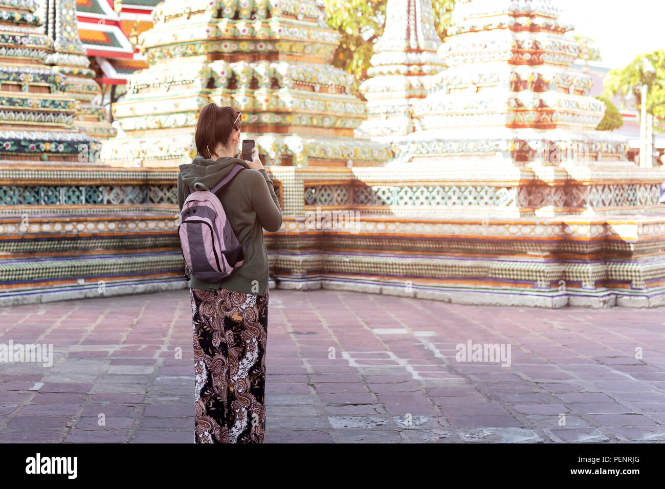 Touristiques non identifiés women taking picture with cell phone visiter temple Thaï en Thaïlande. Banque D'Images