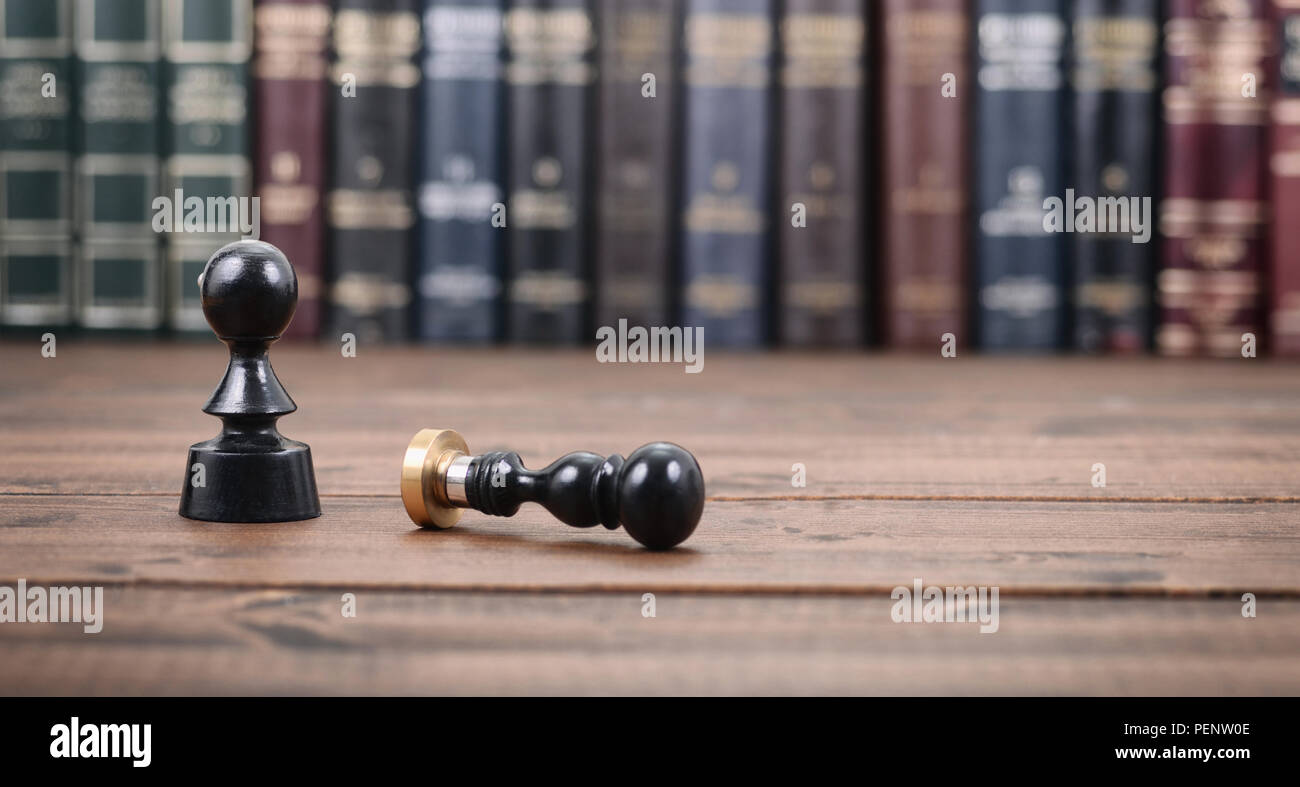La loi et la justice, la légalité concept, Notaire joints sur un fond de bois, concept de la bibliothèque de droit. Banque D'Images