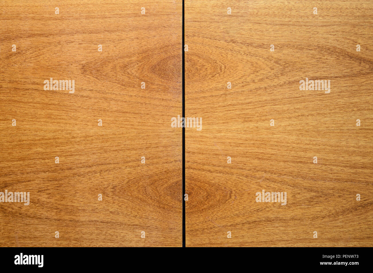 Book-Matched fond Bois. Les joints des panneaux de bois de finition décorative sur les murs extérieurs ou intérieurs, façades de cuisine. Correspondance miroir P Banque D'Images
