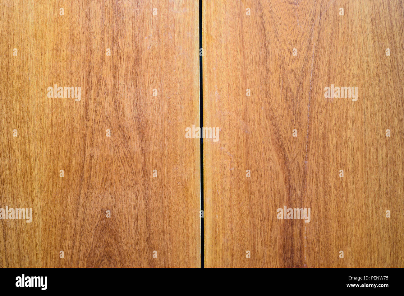 Book-Matched fond Bois. Les joints des panneaux de bois de finition décorative sur les murs extérieurs ou intérieurs, façades de cuisine. Correspondance miroir P Banque D'Images